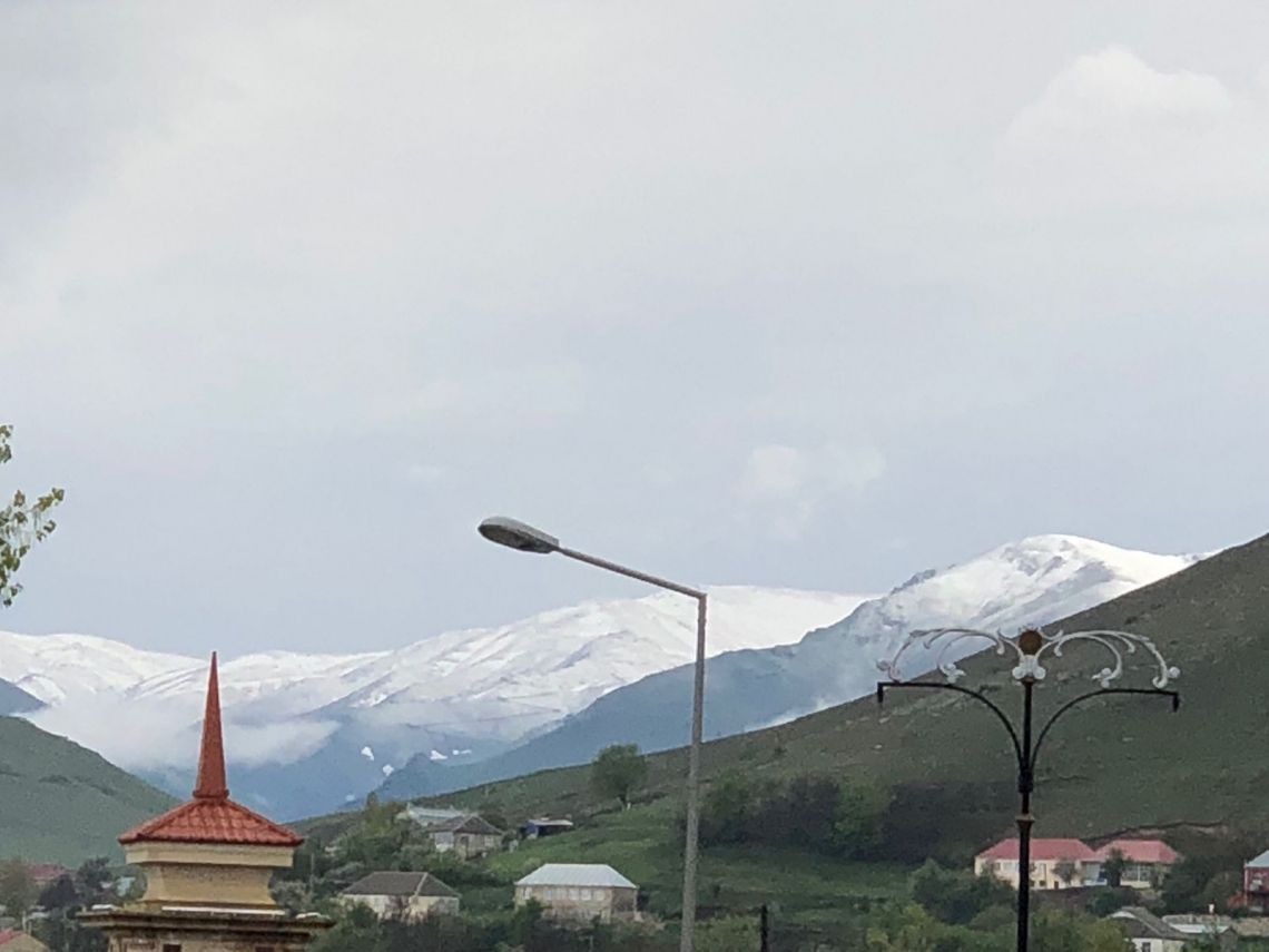 07.05.2022-ci il tarixində Gədəbəy rayonunun dağlarının qarlı mənzərəsi